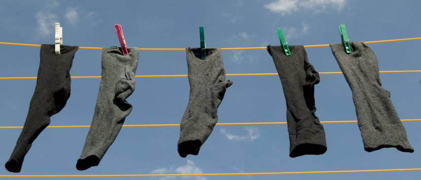 herrensocken auf waescheleine