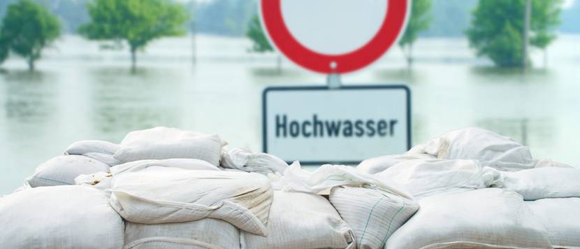 Hochwasserschutz mit Sandsäcken