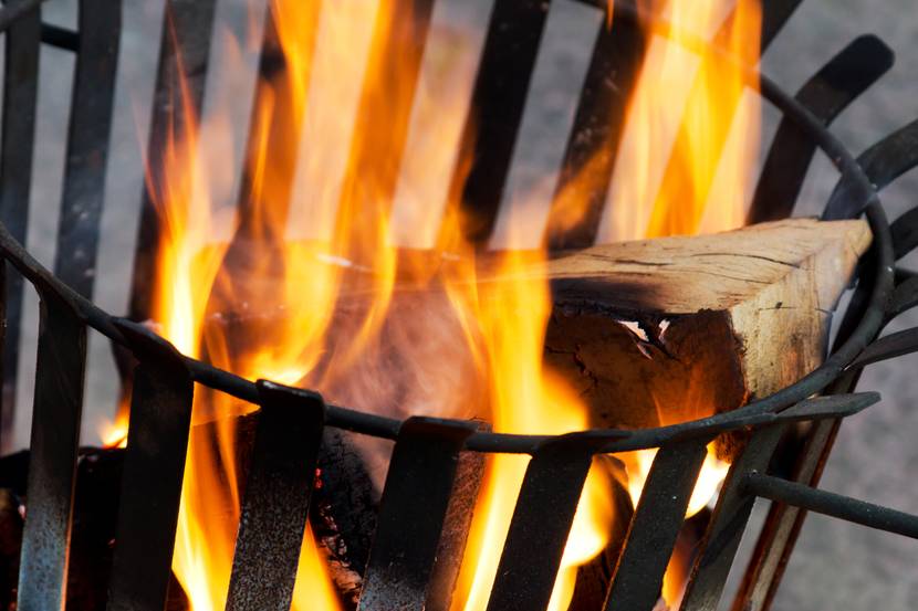 holz im feuerkorb