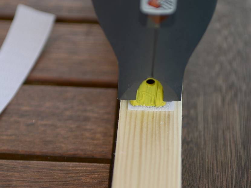 Klettband auf die Leiste tackern