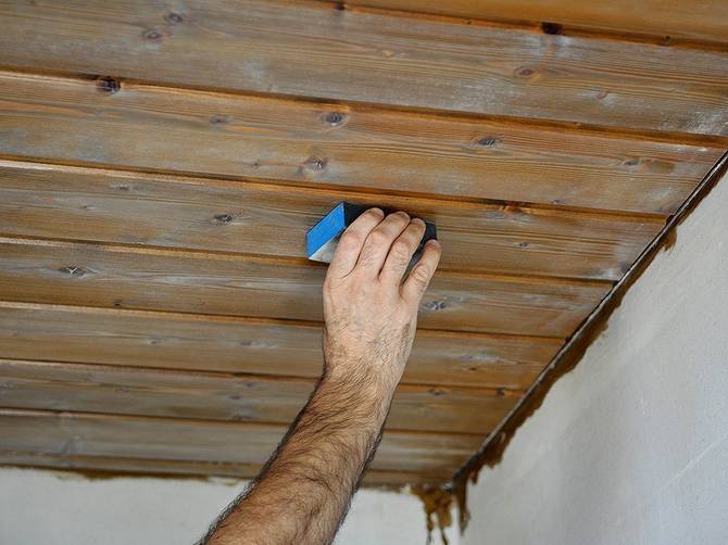 Holzdecke selbst streichen Schritt für Schritt heimwerker.de