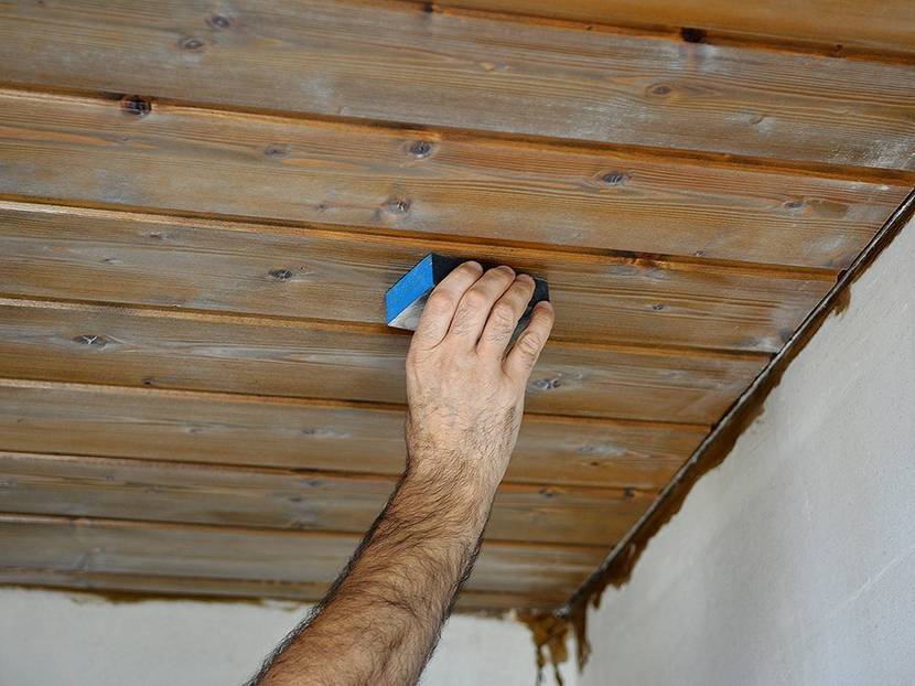 Holzfläche sorgfältig schleifen.