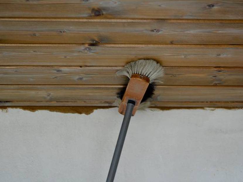Schleifstaub abfegen oder besser absaugen.