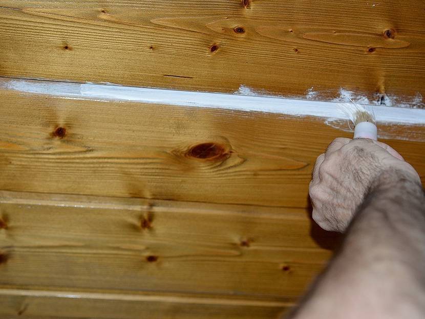 Absätze und Rillen mit einem kleinen Pinsel vorstreichen.