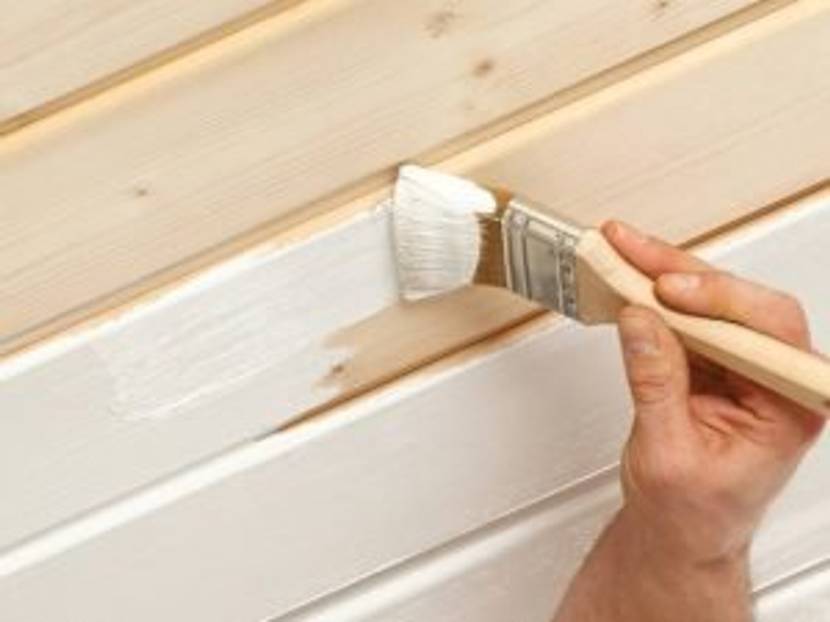 Holzdecke mit dem Pinsel streichen
