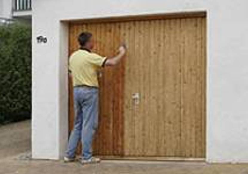 Garagentor mit hochwertigen Farben streichen