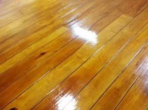 Nach einer Holzoberflächenbehandlung wirkt der Fußboden noch hochwertiger und ist deutlich besser geschützt.