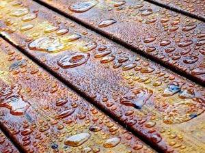 Nach einer gezielten Oberflächenbehandlung wird der Holzboden wasserabweisend.