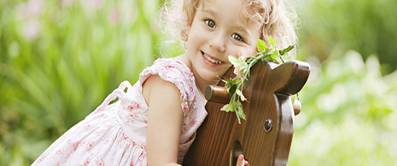 holzpferd und maedchen