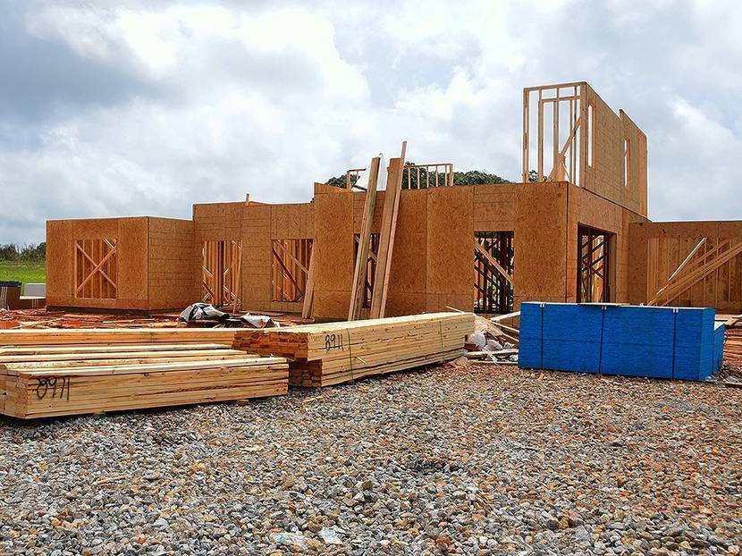 Holzständerbau der auf der Baustelle entsteht