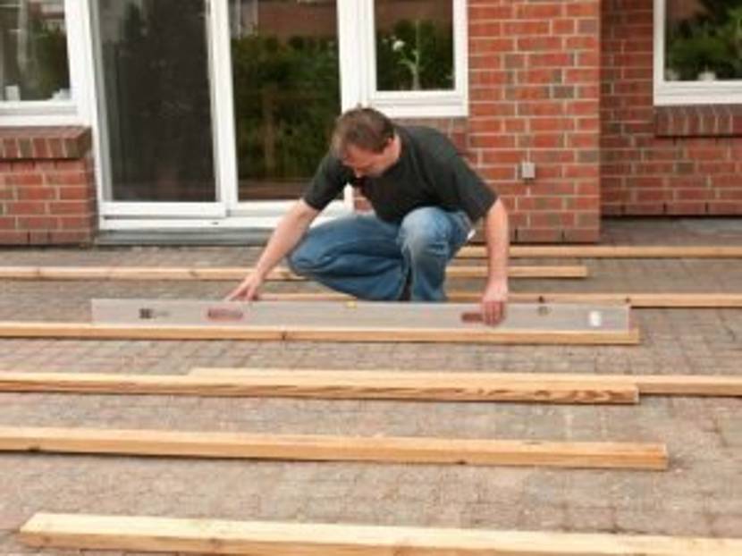 holzterrasse-selber-bauen-unterkonstruktion