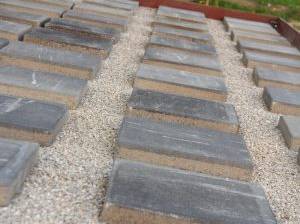 holzterrasse-selber-bauen-betonplatten