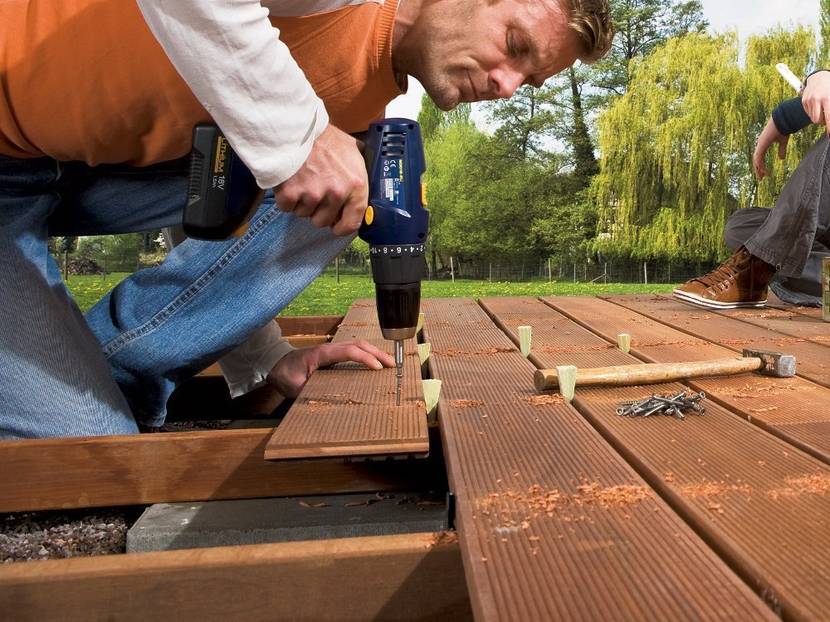 holzterrasse-selber-bauen-keile