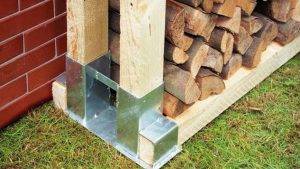 Holzstapelhalter vereinfachen den Bau des Kaminholzregals