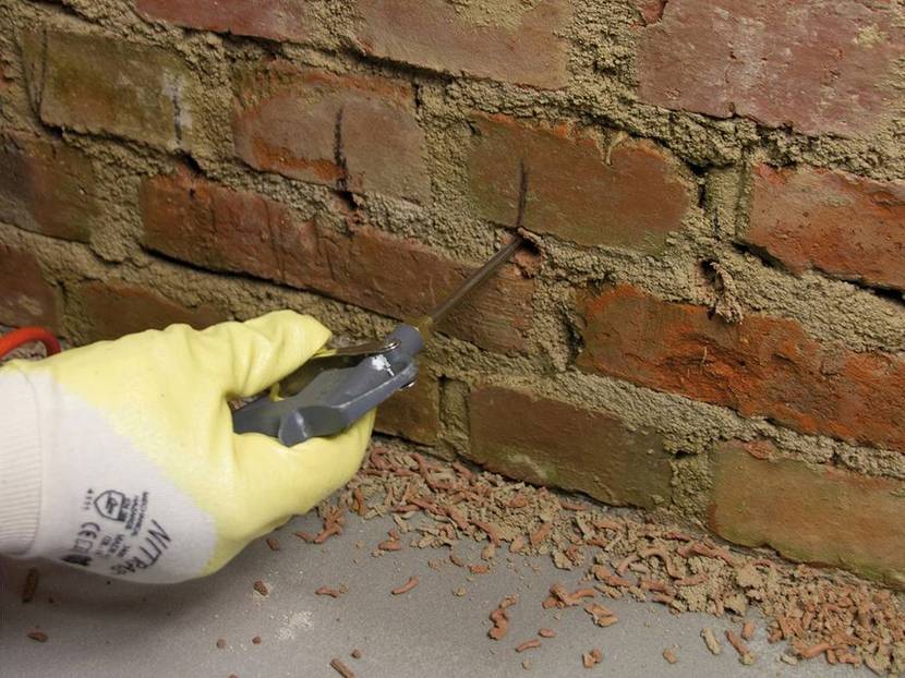 Wichtig: Nach dem Bohren müssen die Bohrlöcher von Staub gesäubert werden. Das funktioniert sehr gut mit Druckluft.