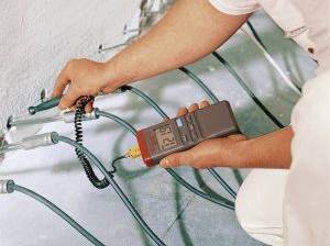 Ein Fachmann injiziert Parafin in die Wand
