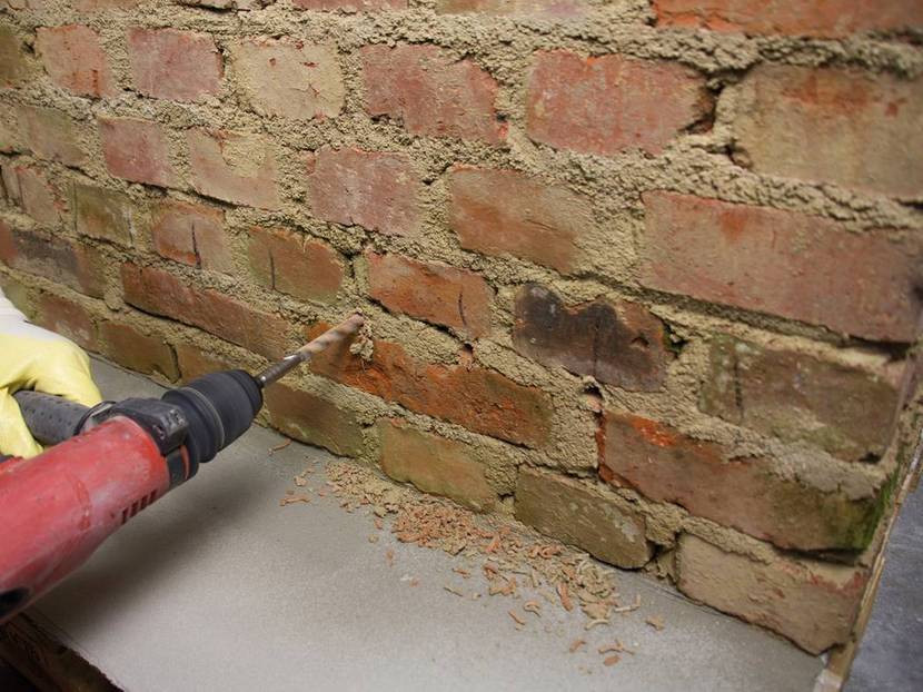 Im nächsten Schritt werden die Bohrlöcher gesetzt. Je nach Injektionsmittel bohrt man sie schräg von oben oder waagerecht. Die Lochlänge entspricht der Wandstärke minus einige Zentimeter – in unserem Beispiel minus 5 cm.