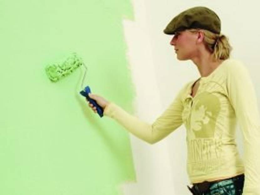 Auf die vorbereitete Wand lässt sich der Putz ganz einfach aufrollen. Für Ecken und Ränder nehmen Sie einen Pinsel.
