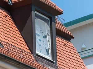 Kaputtes Fliegengitter an einem Dachfenster
