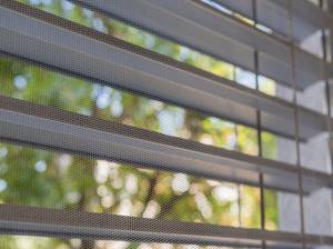 Fenster mit Insektenschutzgitter - Netz gegen Mücken und Insekt