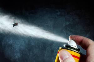 insektenspray im einsatz