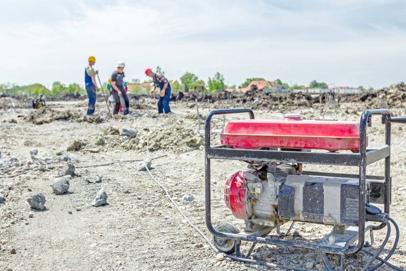 inverter-stromerzeuger auf baustelle