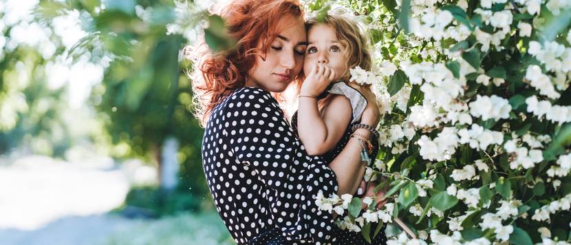 mutter und tochter unter jasminblüten