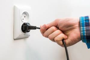 kabel aus steckdose ziehen