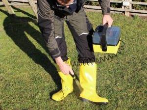 Gummistiefel werden mit mobilem Kärcher sauber