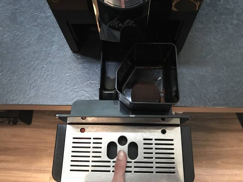 Kaffeesatz nach jedem Brühvorgang entsorgen.