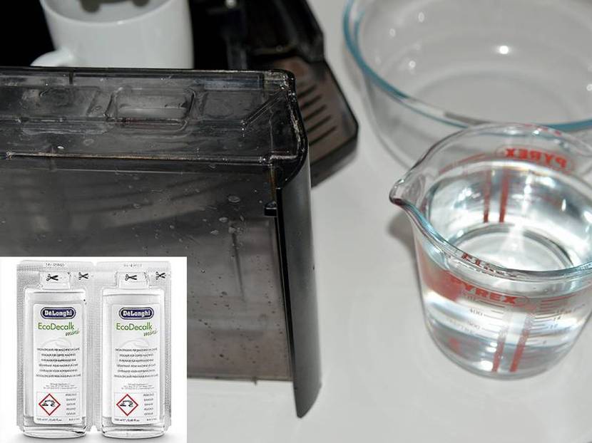 Wasser-Entkalker-Gemisch in den Tank geben und Auffang-Behälter platzieren.