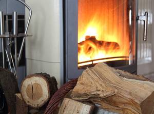 Brennholz vor einem Kamin