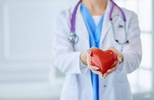 Kardiologin mit Herz in der Hand