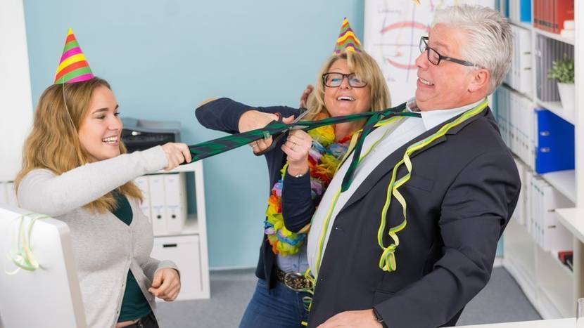 Karneval Krawatte abschneiden
