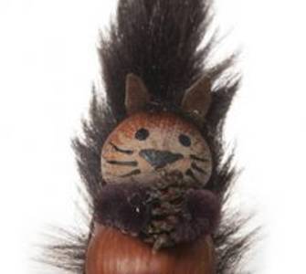 kastanien-basteln-34 Eichhörnchen aus Haselnüssen