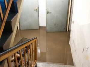 Flaches Wasser im Keller auspumpen