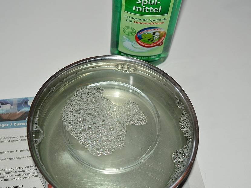 Kleine Gegenstände in heißes Spülwasser tauchen.