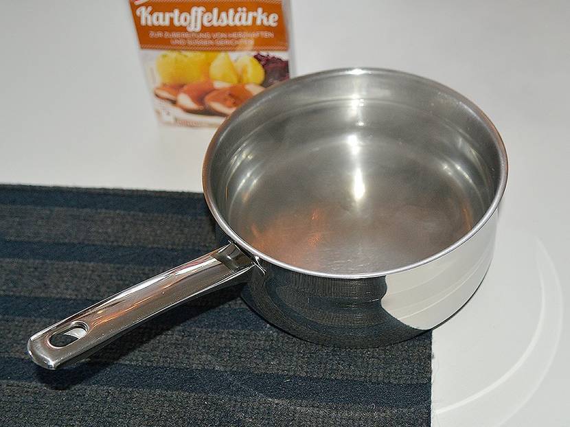 Stelle mit Kartoffelmehl bestreuen und erwärmen.