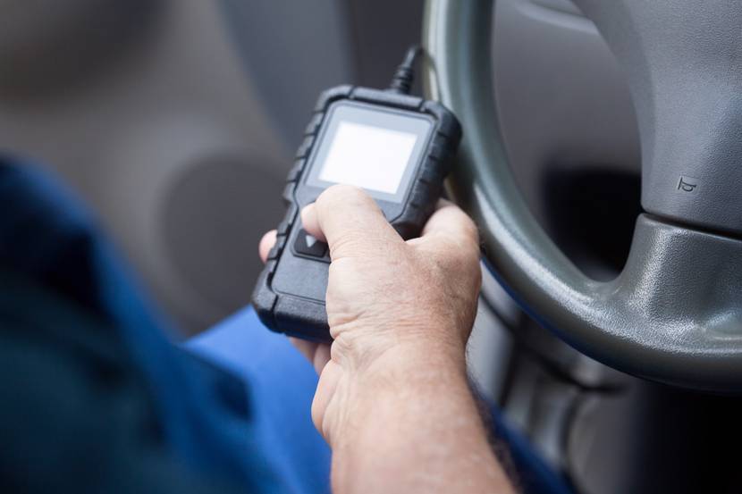 kfz-diagnosegeraet mit display im auto
