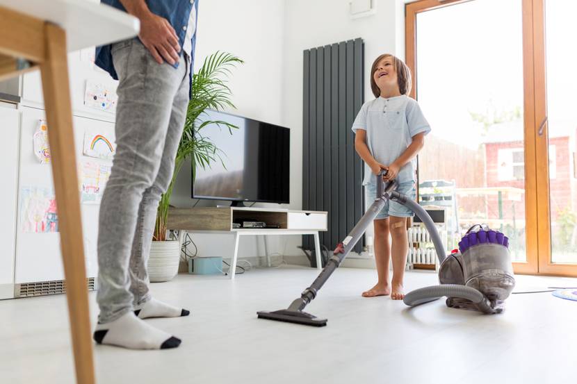 Kind mit Dyson-Staubsauger