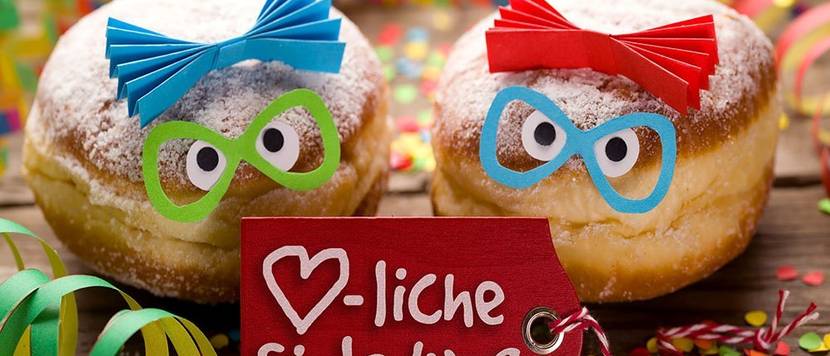 Berliner Ballen mit süßem Gesicht und Schriftzug Einladung