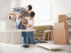 vater und sohn bauen moebel auf