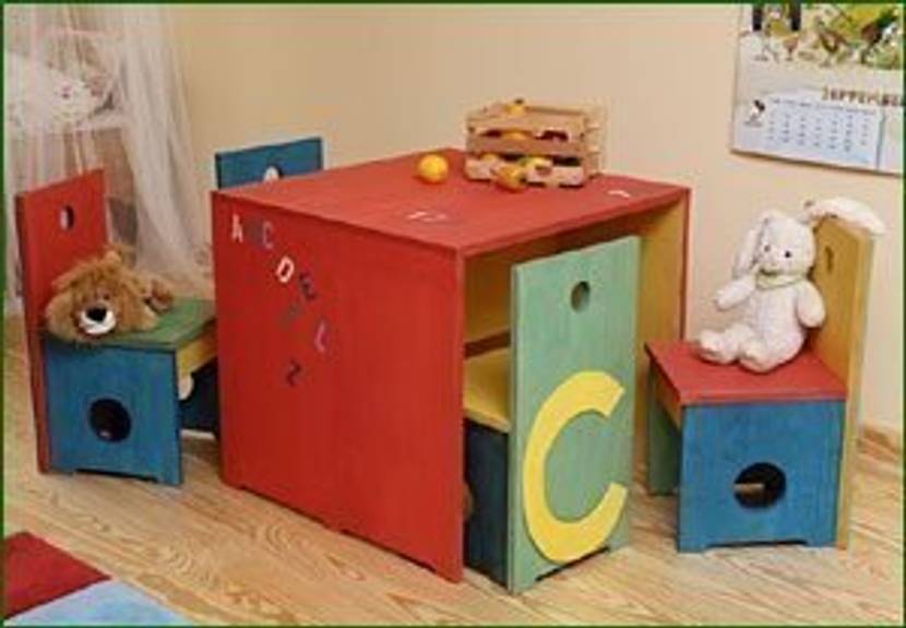 kindertisch und stuhl mit buchstaben-motiv