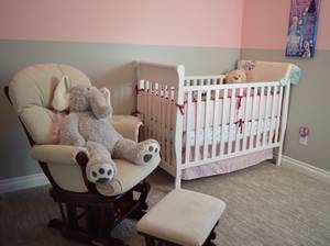 kinderzimmer-gestalten-sessel-neben-babybett