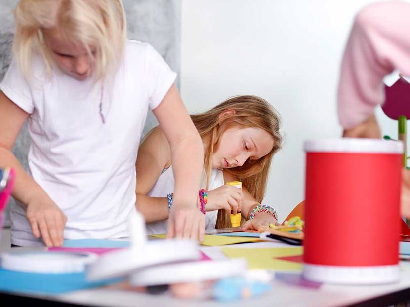 Kinder basteln mit Kontaktkleber