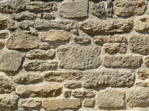 kleinen-garten-gestalten-natursteinmauer