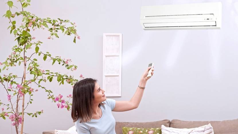 Moderne Klimaanlage mit Fernbedienung