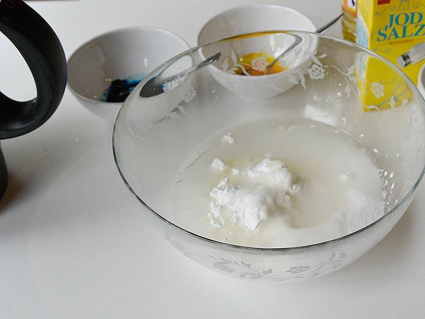 Knete aus Küchenzutaten selber machen
