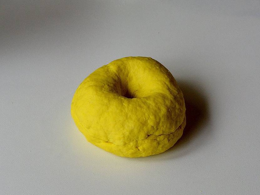 fertige gelbe Knete geformt