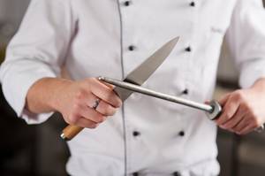 Koch schärft Messer